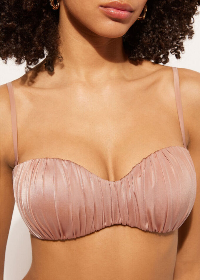 Bandeau-Bikini-Oberteil mit abgestufter Polsterung aus glänzendem Satin