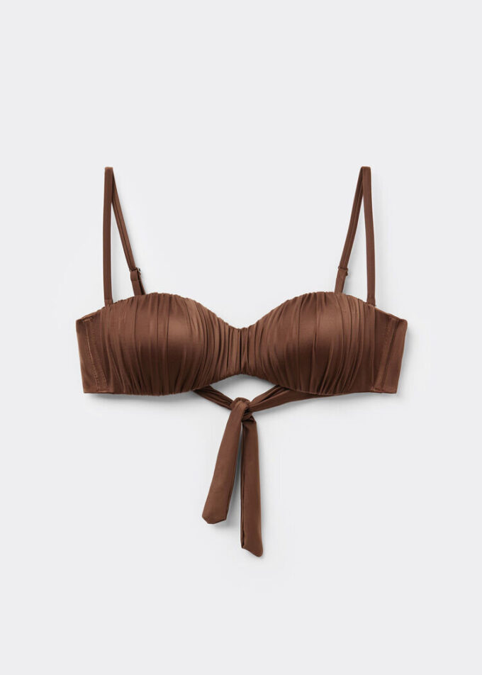 Bandeau-Bikini-Oberteil mit abgestufter Polsterung aus glänzendem Satin