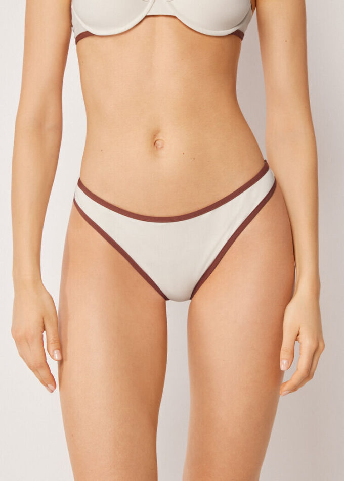 Bikini-Höschen mit zweifarbiger Paspel