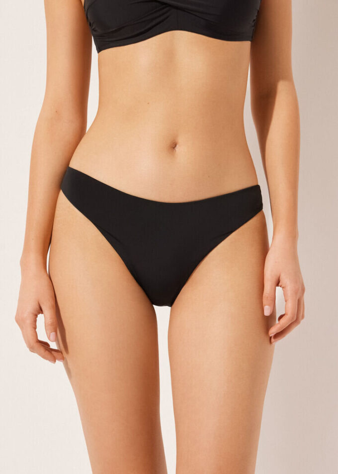 Bikinihosen mit hohem Beinausschnitt