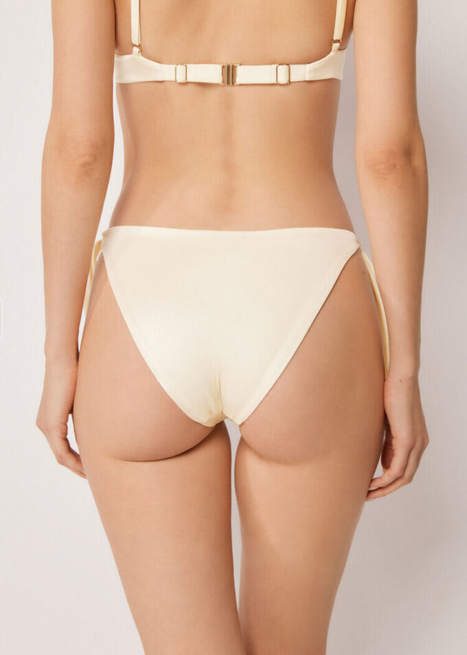 Bikinihosen mit seitlicher Schnürung aus glänzendem Satin