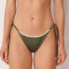 Brazilian-Bikinihose mit Schnürung und raffiniertem Glanz