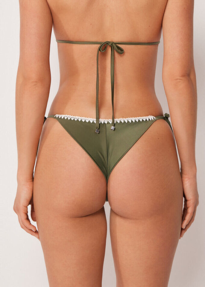 Brazilian-Bikinihose mit Schnürung und raffiniertem Glanz
