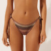 Brazilian-Bikinihosen mit goldenen Chevron-Streifen