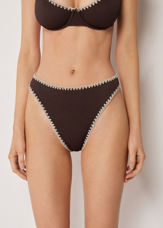 Brazilian-Bikinihosen mit hoher Taille und zweifarbiger Stickerei