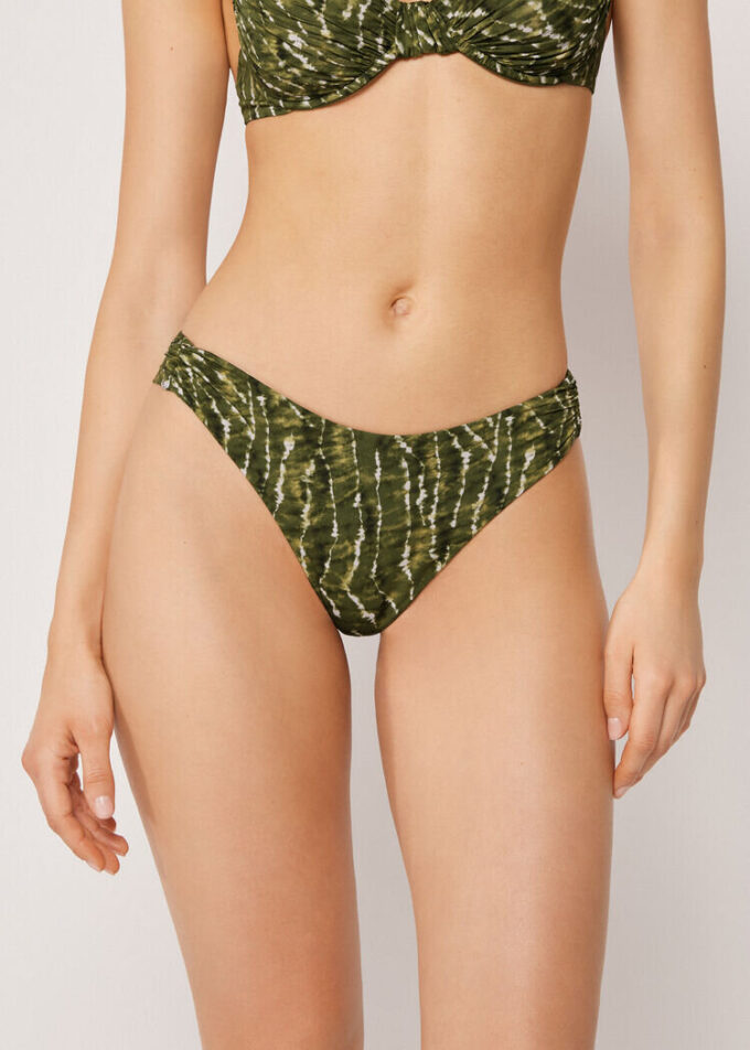 Brazilian-Bikinihosen mit natürlichem Tie-Dye-Muster