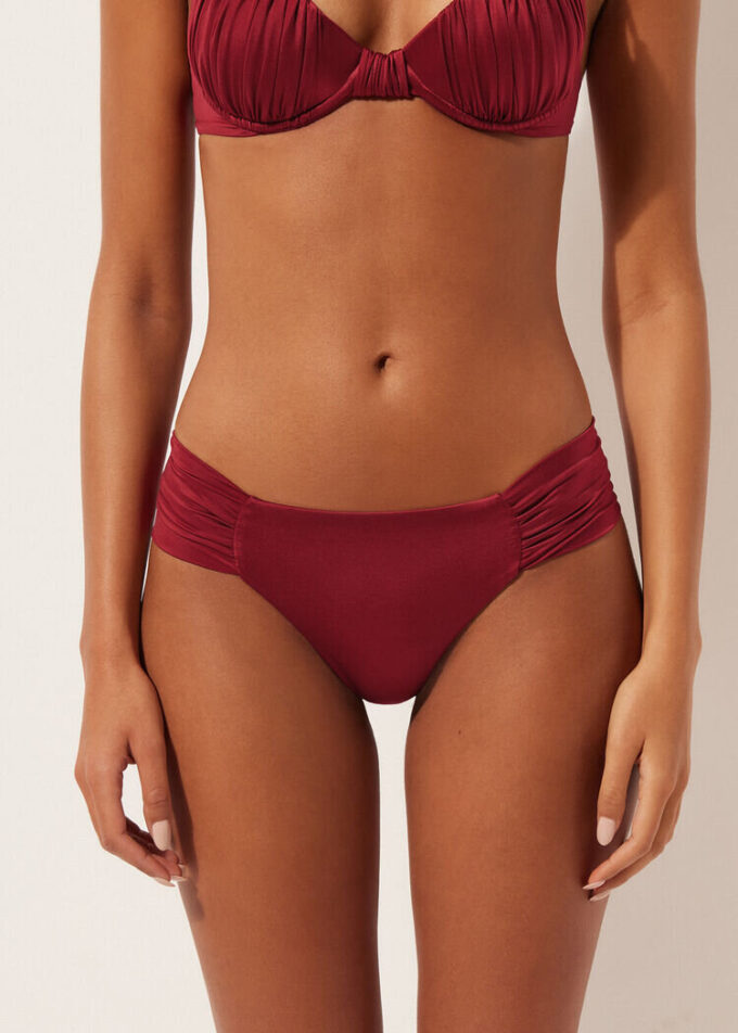 Drapierte Brazilian-Bikinihose aus glänzendem Satin
