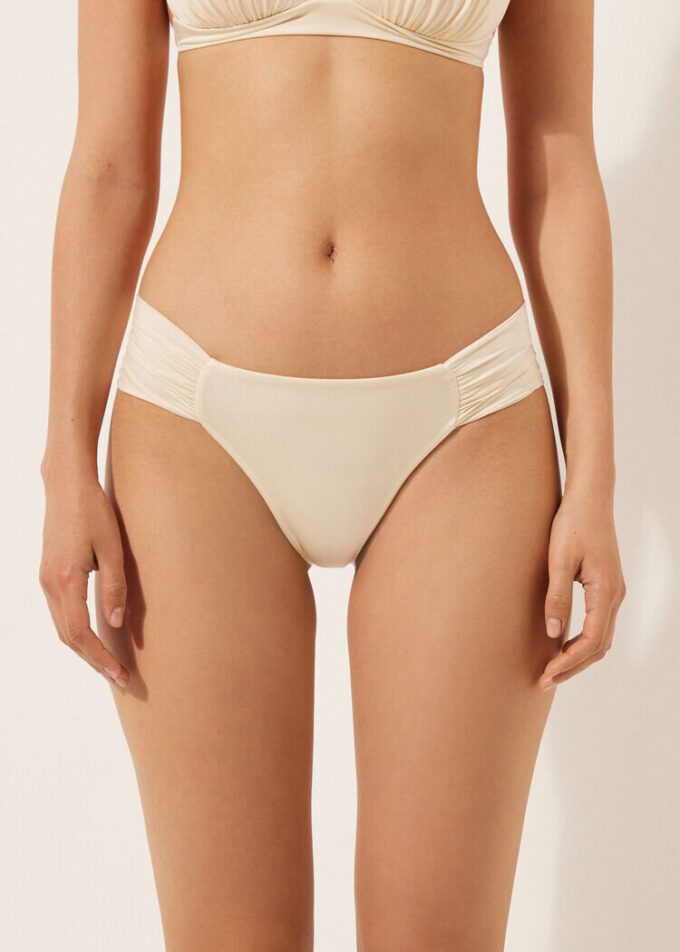 Drapierte Brazilian-Bikinihose aus glänzendem Satin
