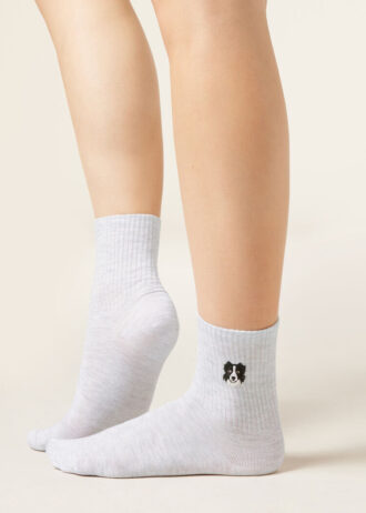 Socken mit Hundestickerei