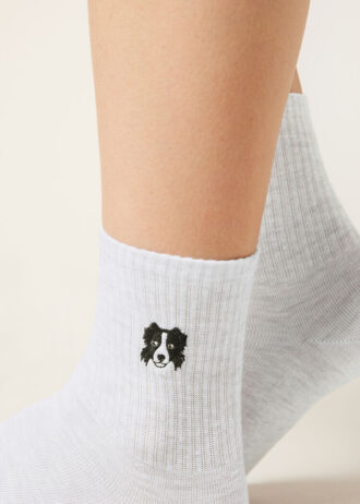 Socken mit Hundestickerei