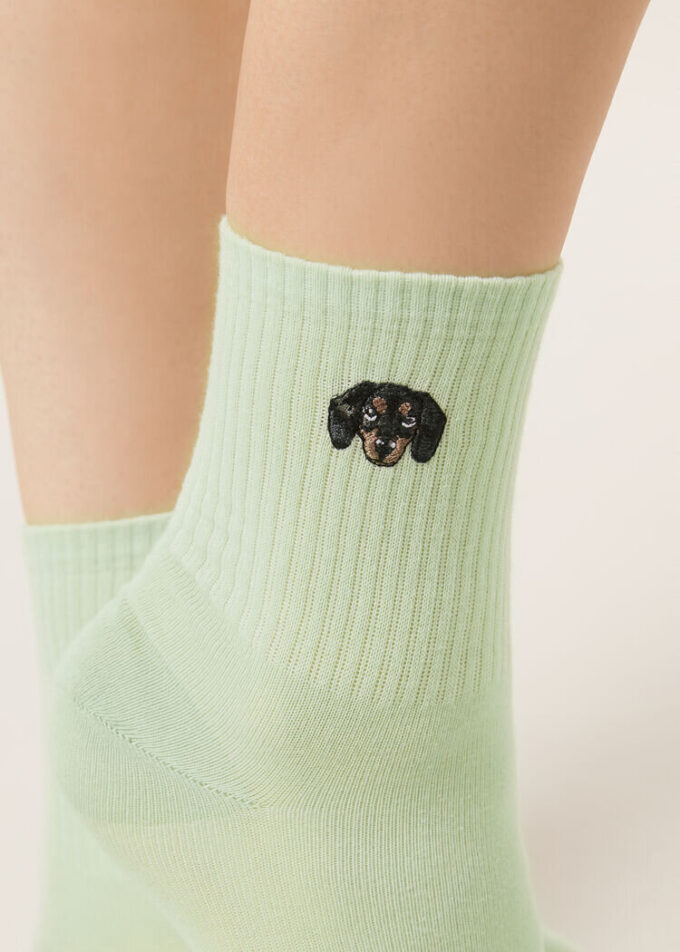 Socken mit Hundestickerei