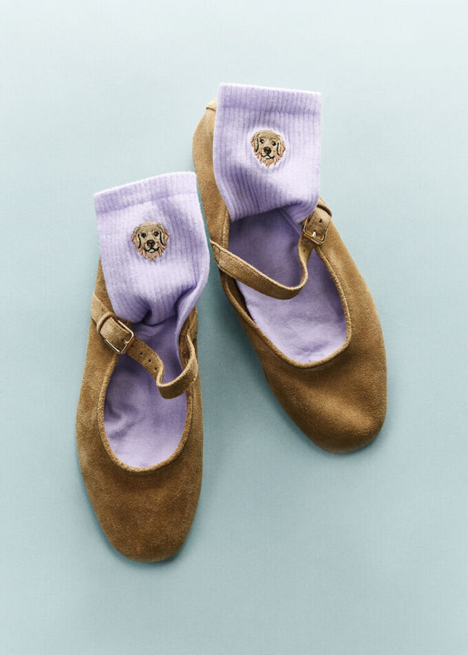 Socken mit Hundestickerei
