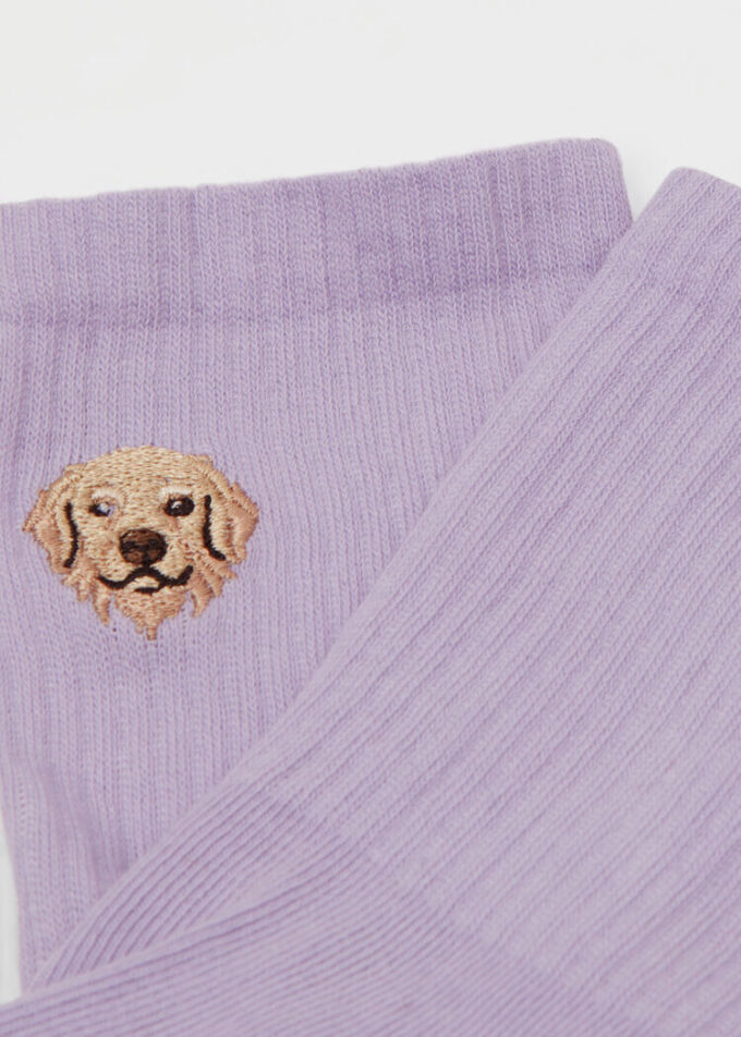 Socken mit Hundestickerei