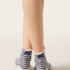 Socken mit Streifen und Schleife
