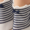 Socken mit Streifen und Schleife