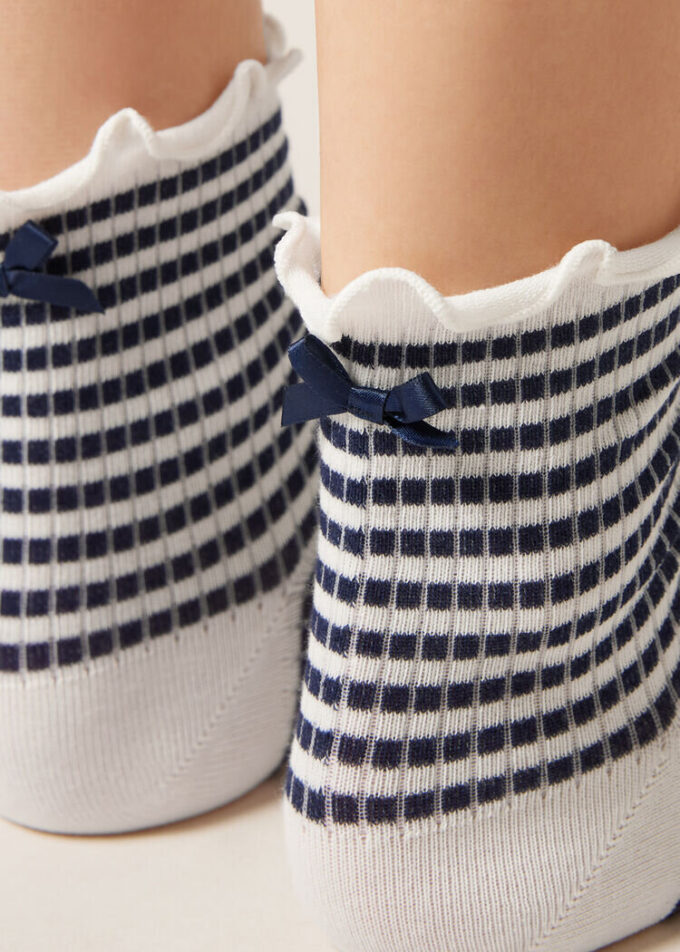Socken mit Streifen und Schleife