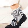 Socken mit Streifen und Schleife