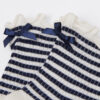 Socken mit Streifen und Schleife