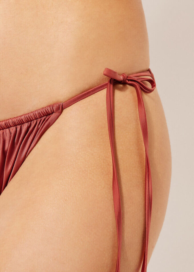 String-Bikinihose aus glänzendem Satin