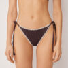 String-Bikinihose mit zweifarbiger Stickerei