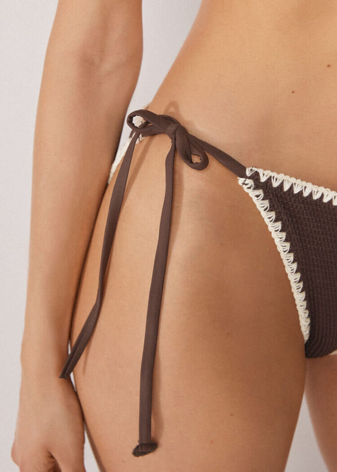 String-Bikinihose mit zweifarbiger Stickerei