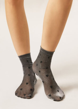 Transparente Socken mit Glitzer und Herzen