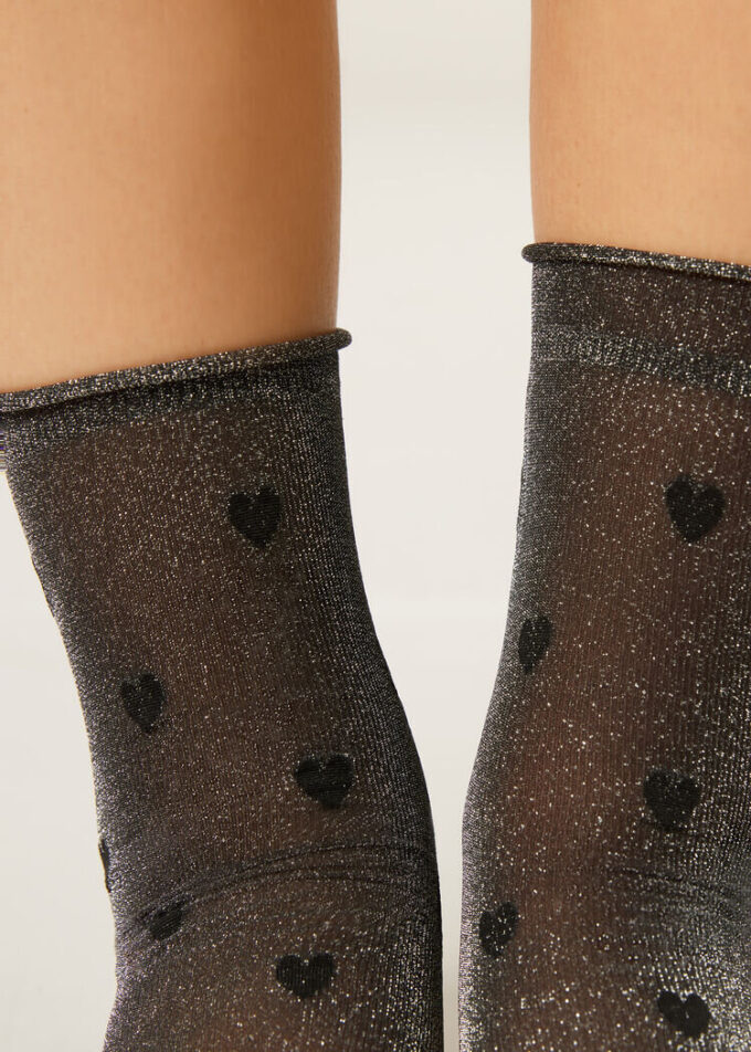 Transparente Socken mit Glitzer und Herzen
