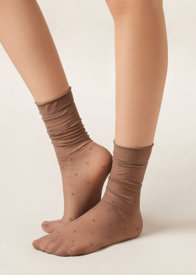 Transparente Socken mit Punktmuster