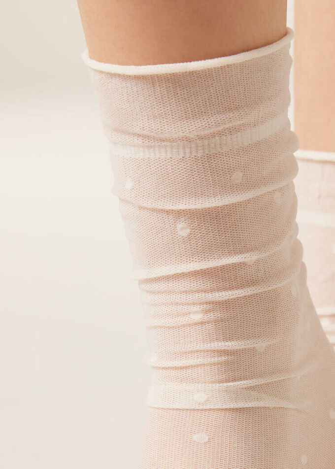 Transparente Socken mit Punktmuster