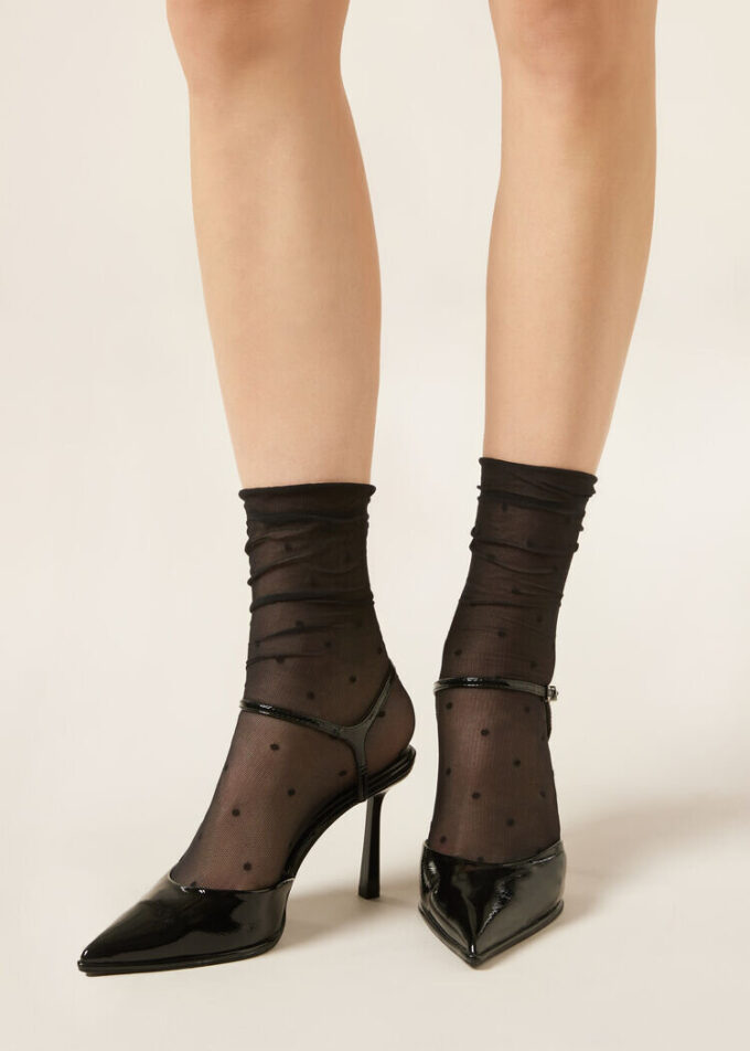 Transparente Socken mit Punktmuster